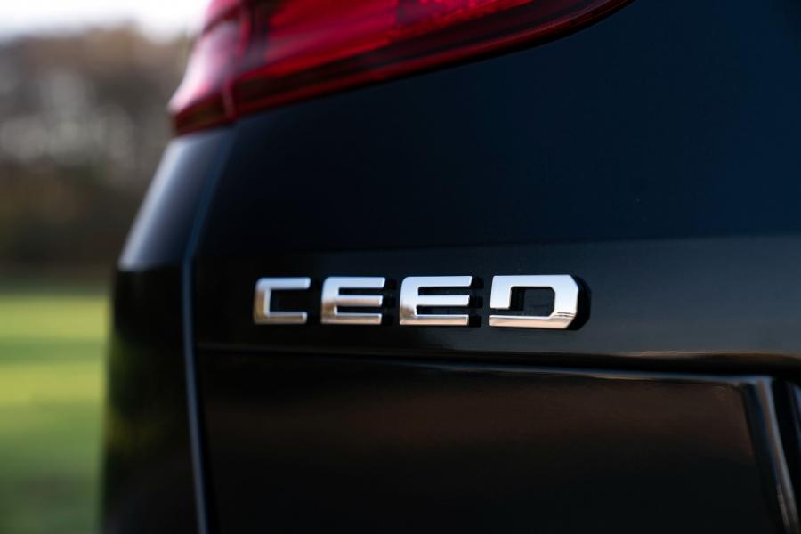 Логотип Kia Ceed Sportswagon 2018 года  (UK) (фото 19 из 27)
